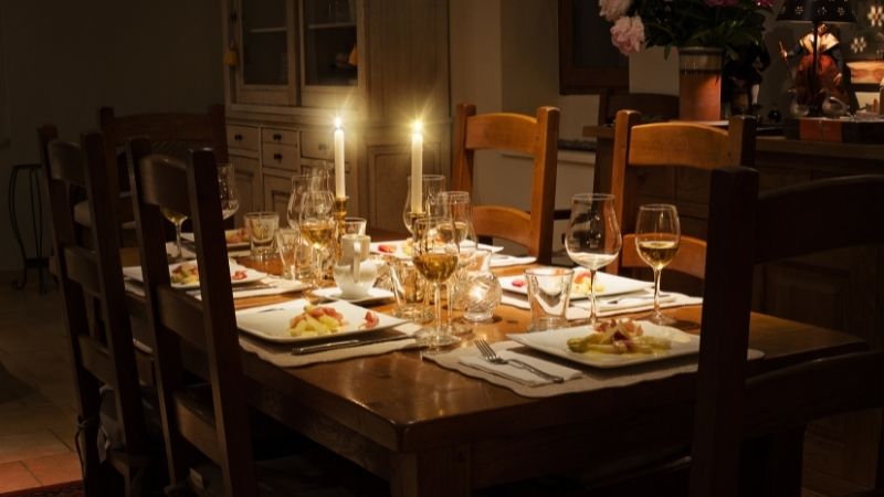Mesa preparada para um jantar íntimo em uma casa