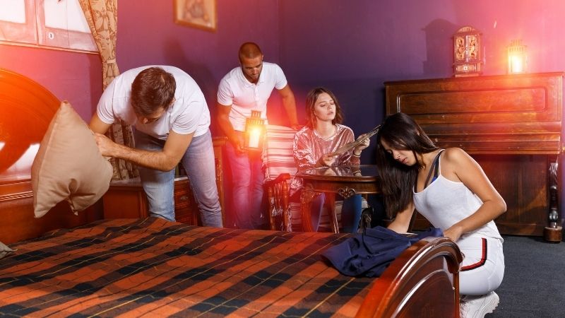 Um grupo de amigos joga um Escape Room em seu aniversário