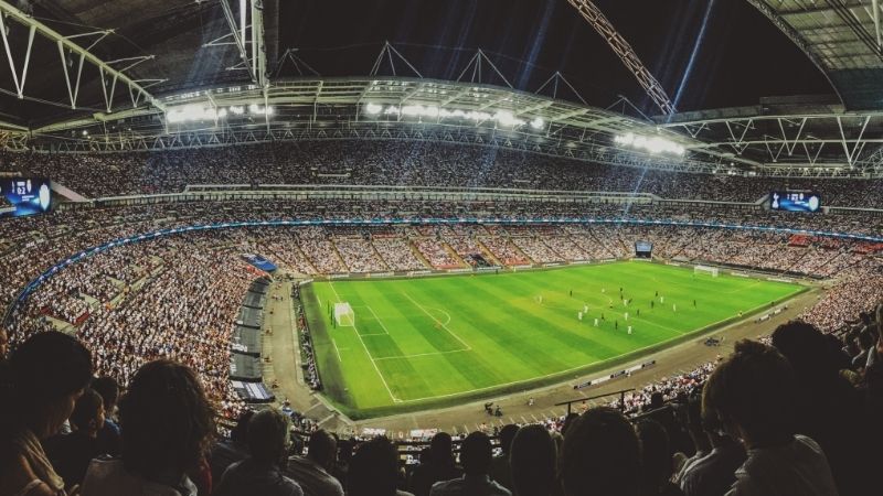 Duas equipes jogam um jogo de futebol em um estádio