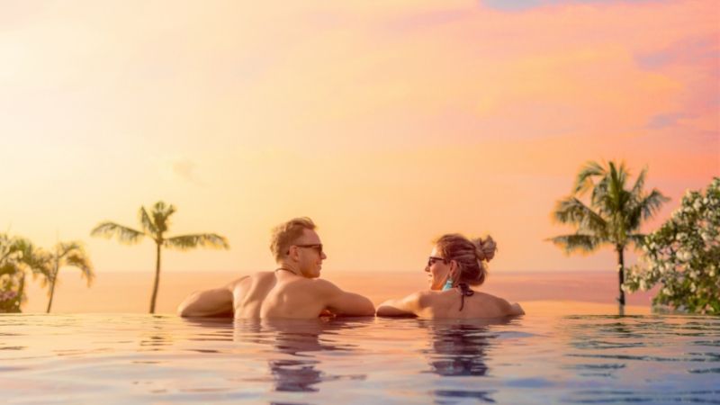 Dois jovens de 30 anos em um hotel de luxo comemorando um aniversário