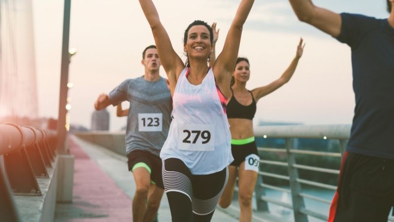 Uma mulher de 30 anos corre uma maratona em seu aniversário.