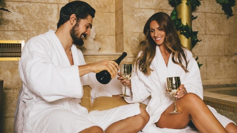 Dois amigos tomando uma bebida depois de um banho de vapor em um SPA