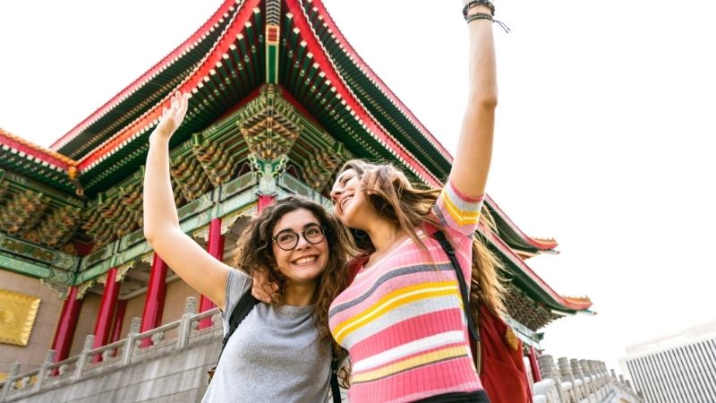 Dois amigos viajam juntos para o exterior
